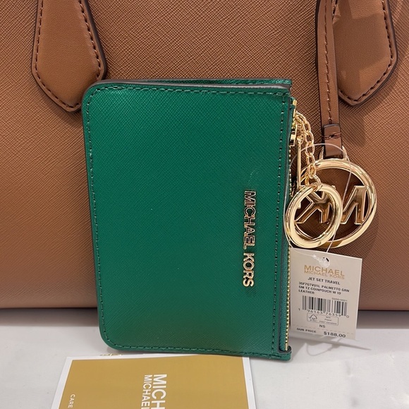 MICHAEL KORS SMALL TOP ZIP COINPOUCH WITH ID PALMETTO GREEN COLOR
NWT - Picture 14 of 16